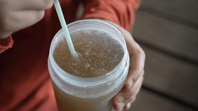 빨대가 꽂힌 얼음 껴있는 식혜