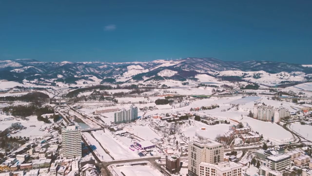 눈 덮인 도시와 먼 산