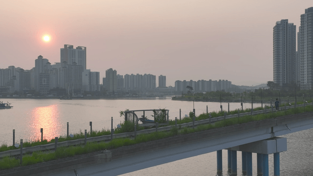 도시 스카이라인과 강 위의 일몰