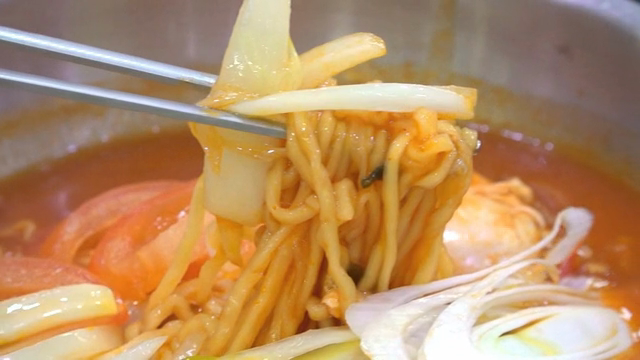 토마토와 양파를 넣은 라면 요리