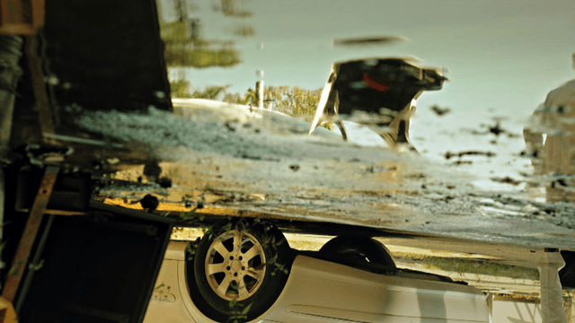 물웅덩이에 비친 자동차와 사람