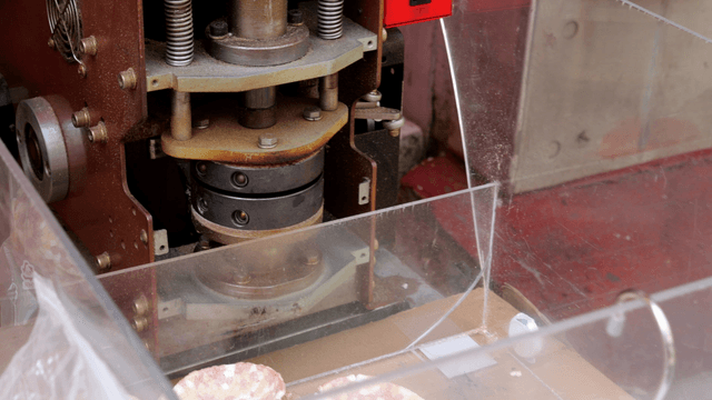 연기와 과자를 내뿜는 뻥튀기 기계