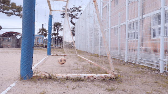 축구공이 날아오는 녹슨 빈 골대