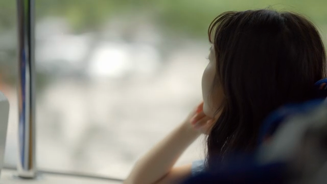 기차 창밖을 바라보는 여성