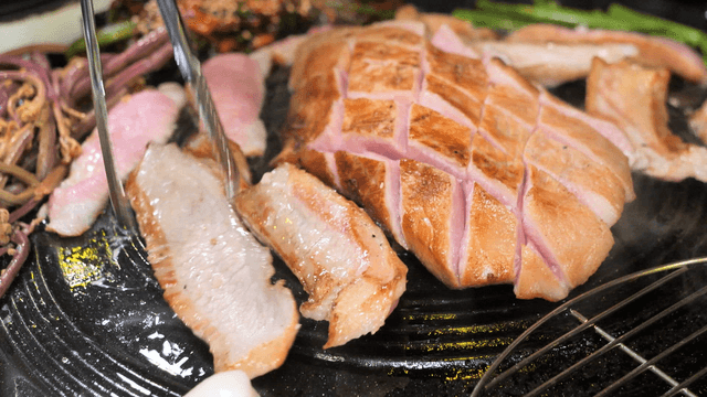 Grilling pork jowl with vegetables