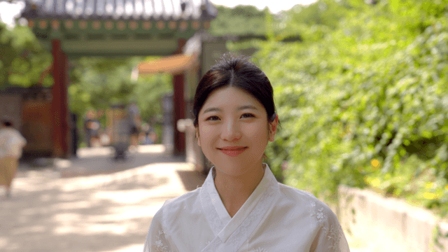 햇살을 즐기는 한복 입은 여성