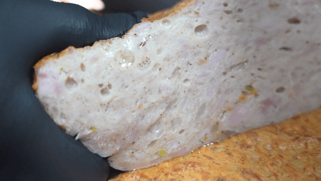 손으로 눌려 기름이 나오는 수제 햄 단면