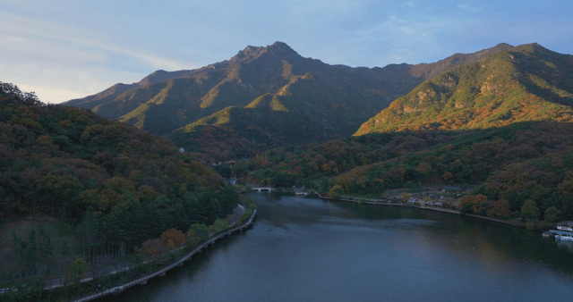 호수와 함께한 고요한 산 풍경