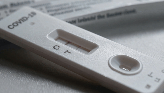 테이블 위의 코로나19 검사 키트