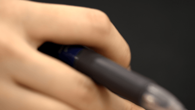 펜을 들고 마우스를 사용하는 손