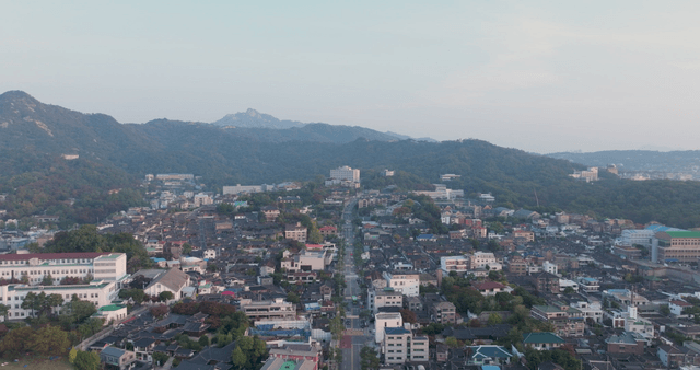 전통 한옥과 현대 주택이 어우러진 전경