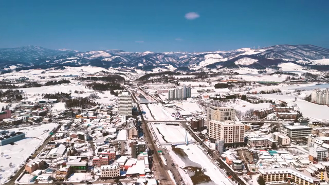 눈 덮인 도시와 먼 산