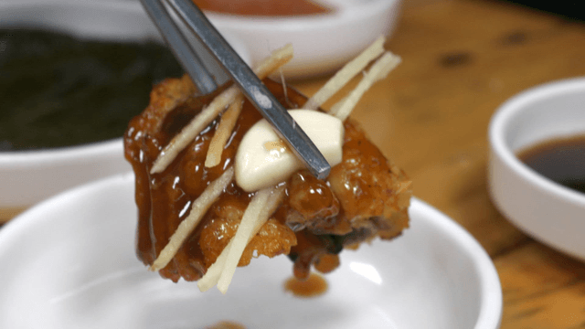 Grilled eels served with garlic and ginger