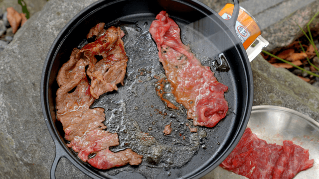 팬에서 익어가는 소고기