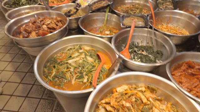 다양한 한국 반찬이 진열된 모습
