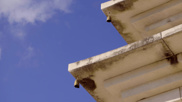 푸른 하늘을 배경으로 한 전통 한국 탑