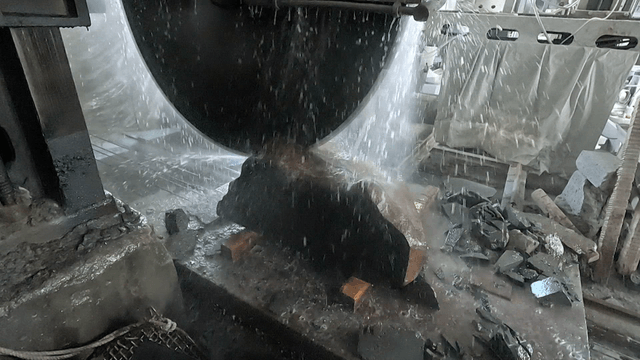 Stone cutting process cooled with water