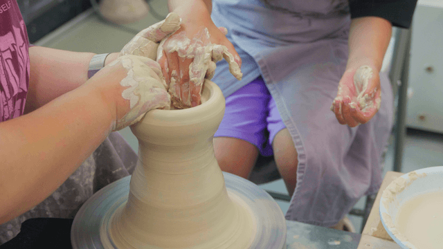 도자기 물레에서 제작법을 전수하는 공예가