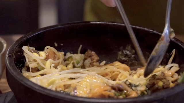 돌솥 비빔밥을 비비는 모습