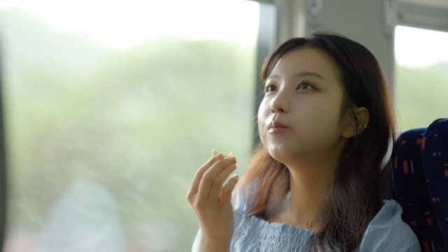 기차에서 계란을 먹는 여성