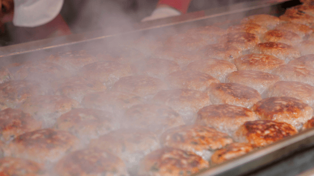 뜨거운 그릴에서 연기 뿜어지며 요리 중인 떡갈비