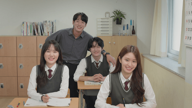 교실에서 웃고 있는 학생들과 선생님