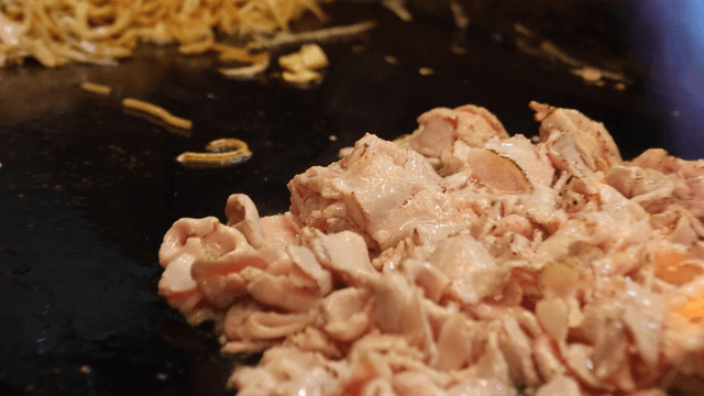 강한 토치 불꽃과 함께 구워지는 고기