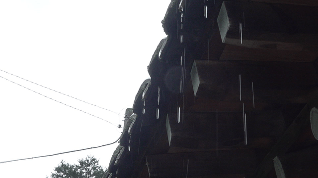 한옥 지붕에서 떨어지는 비