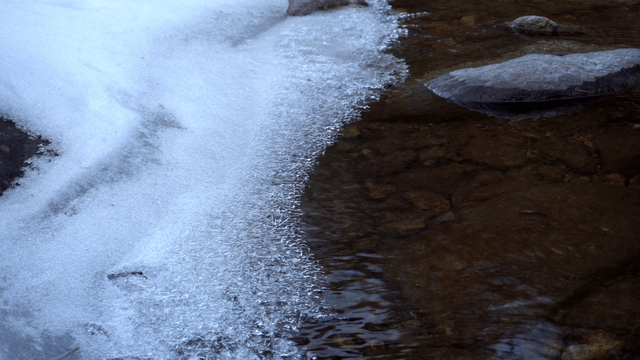 얼음과 바위가 있는 고요한 강가