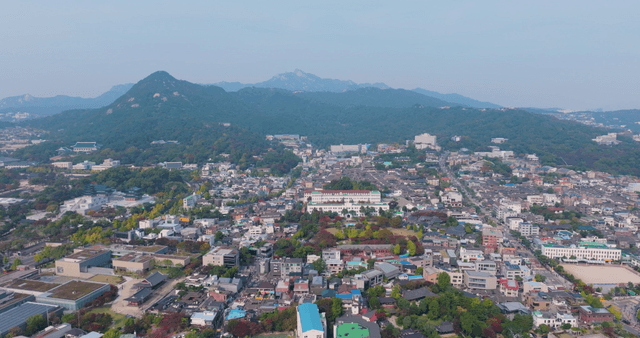 산을 배경으로 한 넓은 마을